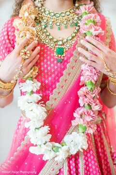 Maharani showing her Indian wedding jewelry. Maharani showing her Indian wedding jewelry.