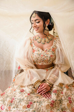 A picture of beauty in her exquisite Indian outfit A picture of beauty in her exquisite Indian outfit