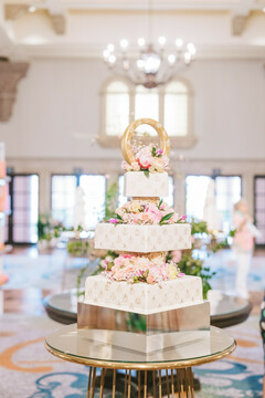 A Cake as Grand as the Occasion A Cake as Grand as the Occasion