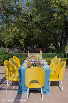 A Vibrant Outdoor Dining Delight