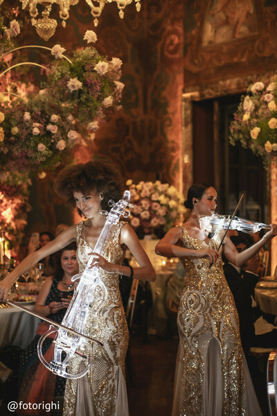 golden musicians,wedding entertainment,elegant violinists,luxury reception show,musical performance
