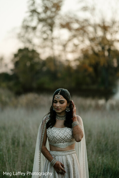 outdoor bridal portrait,natural wedding shoot,bridal gown elegance,candid bridal photo,wedding day elegance.