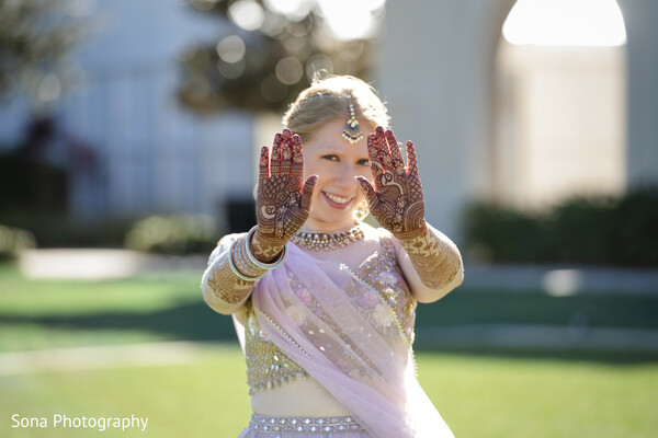 mehndi,bride,henna,sunlight,candid portrait,indian wedding,pastel lehenga,bridal joy
