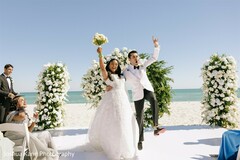 Bouquet in the Air, Love Everywhere Bouquet in the Air, Love Everywhere