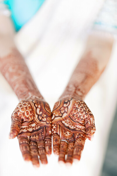 mehndi hands,henna design,close-up details,traditional art,bridal beauty,wedding preparation,south asian bride,intricate patterns,symbolic design,cultural tradition