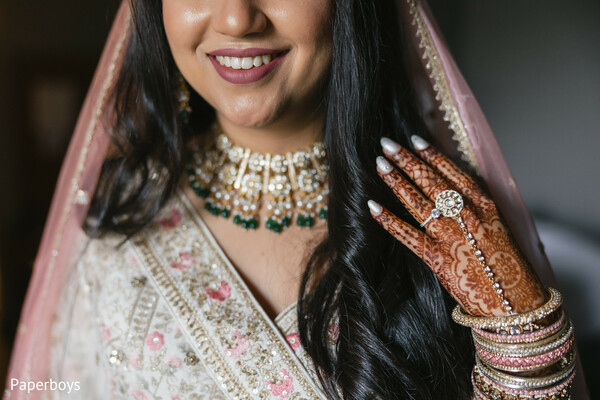 bridal mehndi,indian bridal jewelry,south asian wedding details,bridal bangles,henna art,wedding day details,bridal styling,maharani bride,traditional indian jewelry