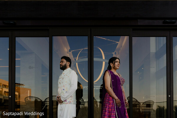 sunset portraits,artistic composition,destination resort,modern romance,wedding photography,architectural backdrop,couple silhouettes,dramatic lighting,elegant portraits,pre wedding session