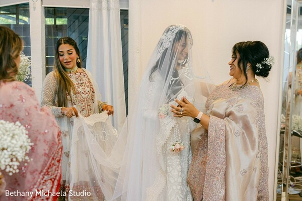 getting ready,bride,wedding dress,veil,preparation,wedding day
