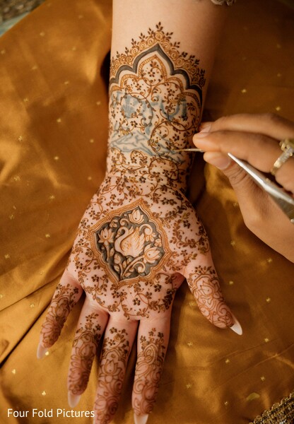 mehndi,henna artist,bridal mehndi,close up,bridal details,henna design,wedding traditions,south asian wedding,hand art,bridal beauty