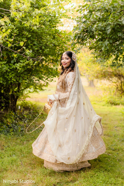 gold lehenga,bridal lehenga,outdoor portraits,bridal fashion,dupatta,embroidered lehenga,natural light,bridal photoshoot