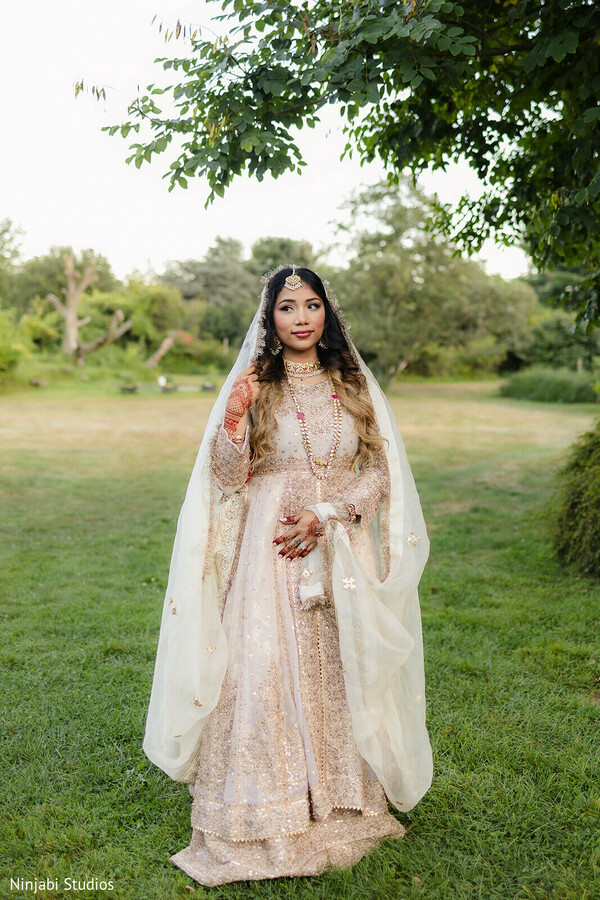 bride,anarkali,bridal jewelry,mehndi,outdoor portrait,dupatta,bridal fashion,wedding inspiration