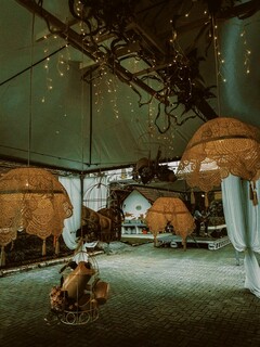 Woven Lanterns and String Lights Adorn Event Decor