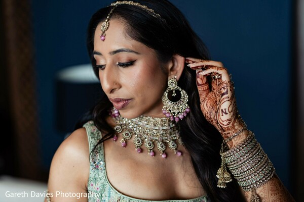 bridal portrait,mehndi,bridal jewelry,choker,earrings,wedding details,bridal fashion,traditional jewelry
