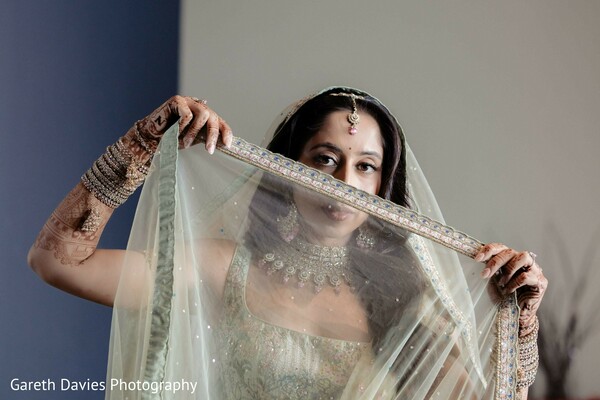 bridal portrait,mehndi,bridal jewelry,matha patti,dupatta,indian bride,wedding inspiration