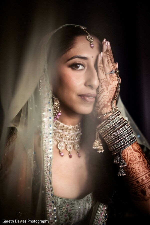 bridal portrait,mehndi,bridal jewelry,choker,bangles,dupatta