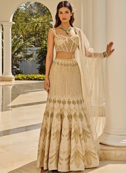bridal fashion,cream lehenga,gold embroidery,green beaded necklace,necklace,dupatta,bridal portrait