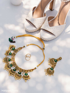 Bridal Jewelry Set with Pearl-Adorned Shoes
