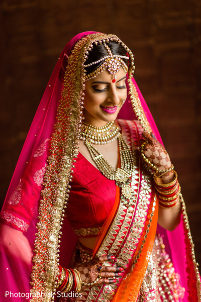 Lovely indian bride posing in her hot pink wedding attire. | Photo 79579