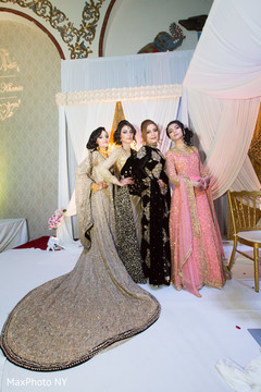 Bride with Bridesmaids Bride with Bridesmaids