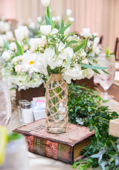 Get inspired with this white flower centerpieces Get inspired with this white flower centerpieces