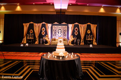White and gold wedding cake White and gold wedding cake