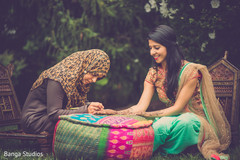 Mehndi arstist. Mehndi arstist.