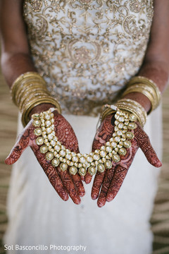 Indian bride showing her jewelry and mehndi art mehndi art,bride jewelry set photography,indian bridal jewelry