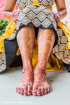 Lovely leg bridal mehndi design. Lovely leg bridal mehndi design.